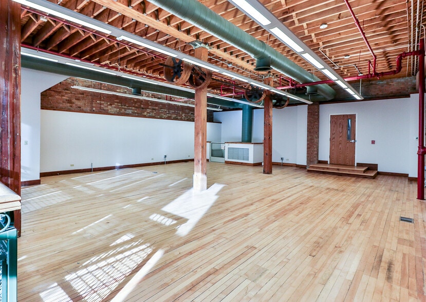 More Photos Of 168 E Highland Ave, Elgin Office For Lease