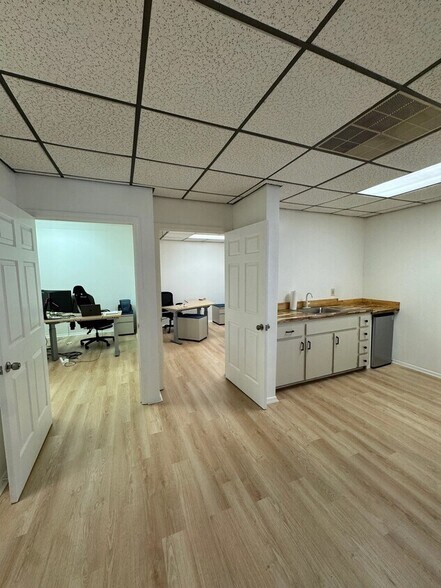 More Photos Of 1511 Seminola Blvd, Casselberry Warehouse For Lease