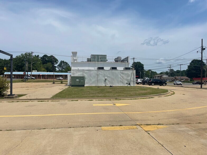 More Photos Of 1401 E Main St, Magnolia Freestanding For Lease