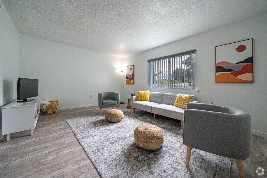 More Photos Of 902 N Charles St, Macomb Apartments For Sale