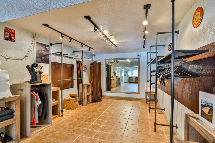 More Photos Of CA-2, La Cañada Flintridge General Retail For Sale