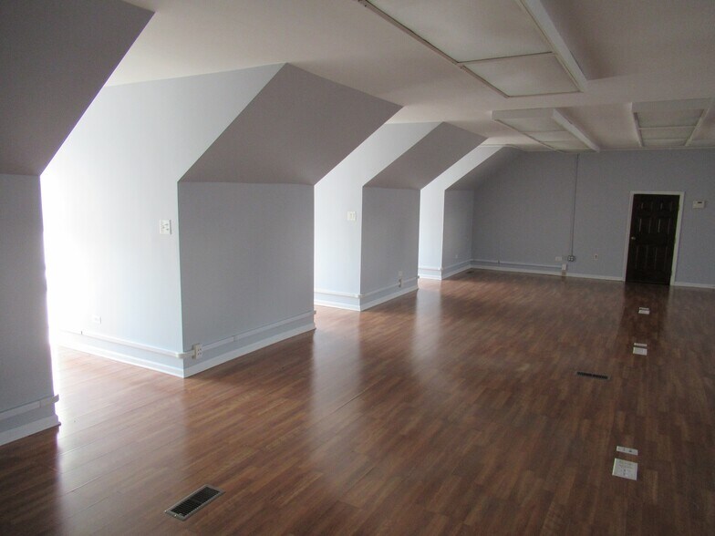 More Photos Of 5250 W Plattner Dr, Alsip Warehouse For Lease