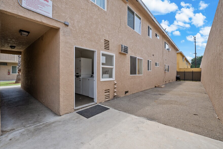 More Photos Of 19237 Bryant St, Northridge Apartments For Sale