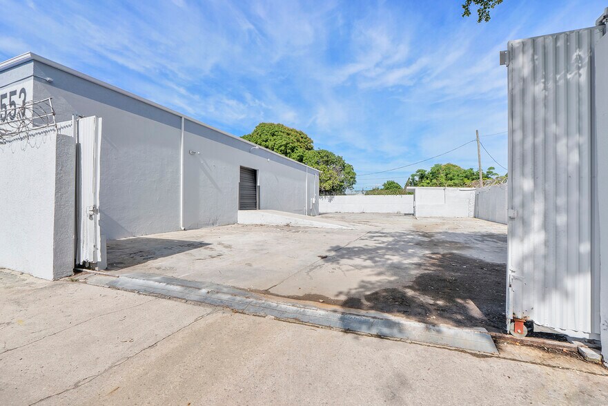 More Photos Of 553 17th St, West Palm Beach Warehouse For Lease