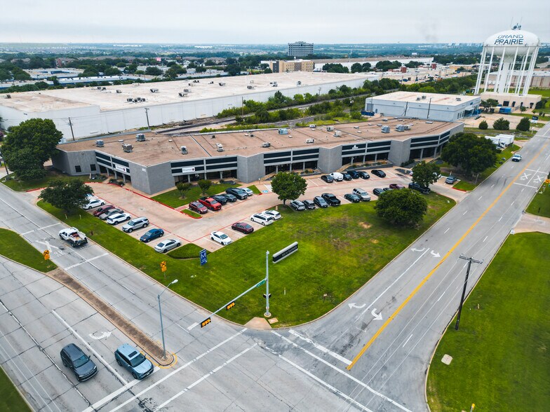 More Photos Of 805 W Carrier Pky, Grand Prairie Warehouse For Lease