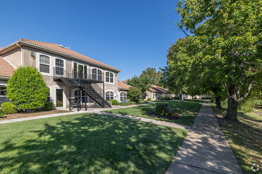 More Photos Of 5212 Village Pky, Rogers Unknown For Lease