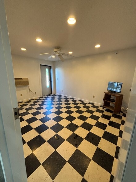 More Photos Of 413 Chatham St, Sanford Warehouse For Lease