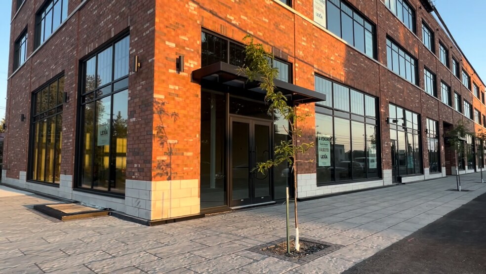 More Photos Of 2085 Rte Marie-Victorin, Varennes Storefront For Sale