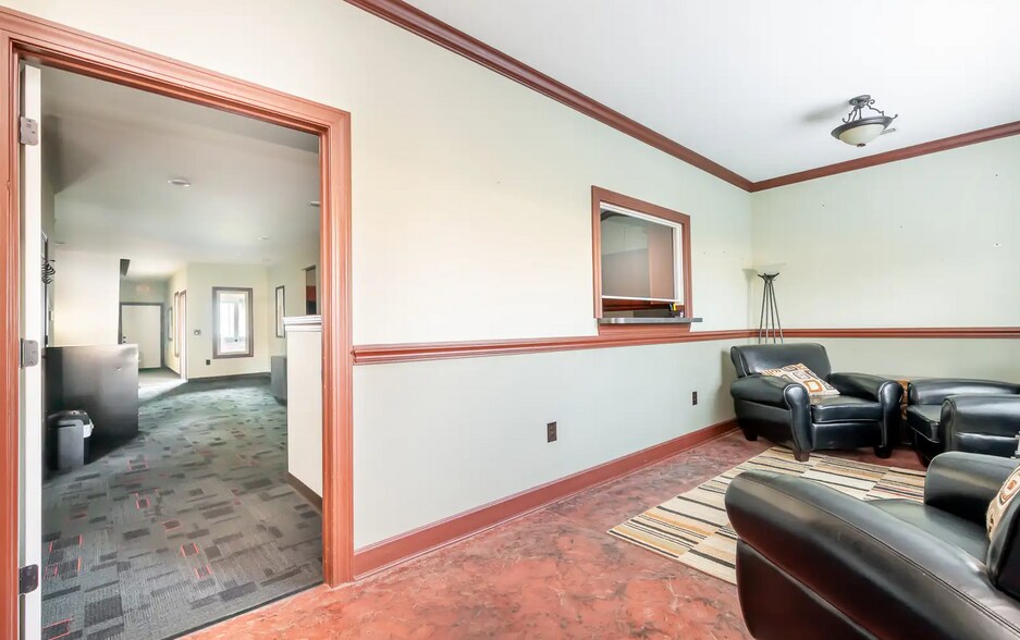 More Photos Of 618 E Court Ave, Jeffersonville Office For Lease