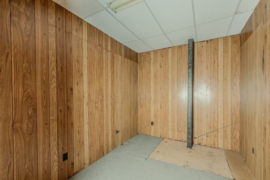 More Photos Of 221 S Main St, McGregor Storefront Retail Office For Sale