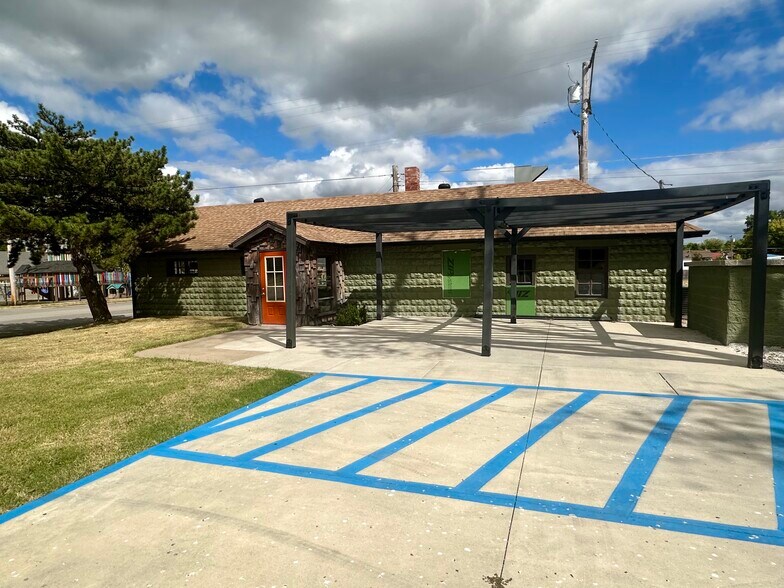 More Photos Of 712 W 20th St, Joplin Restaurant For Sale