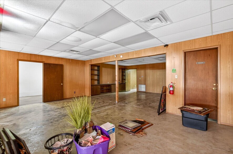 More Photos Of 121 N Maple St, Nowata Storefront For Sale