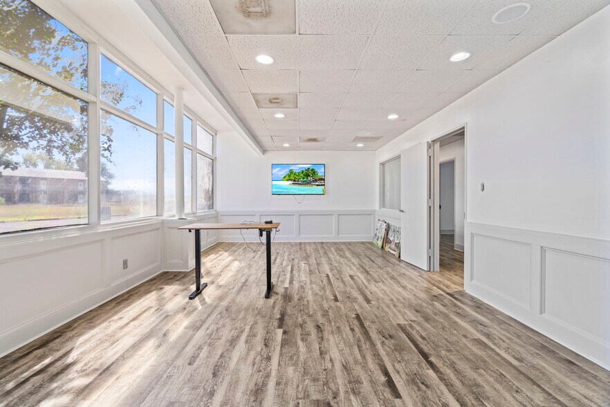 More Photos Of 25010 Oakhurst Dr, Spring Medical For Sale