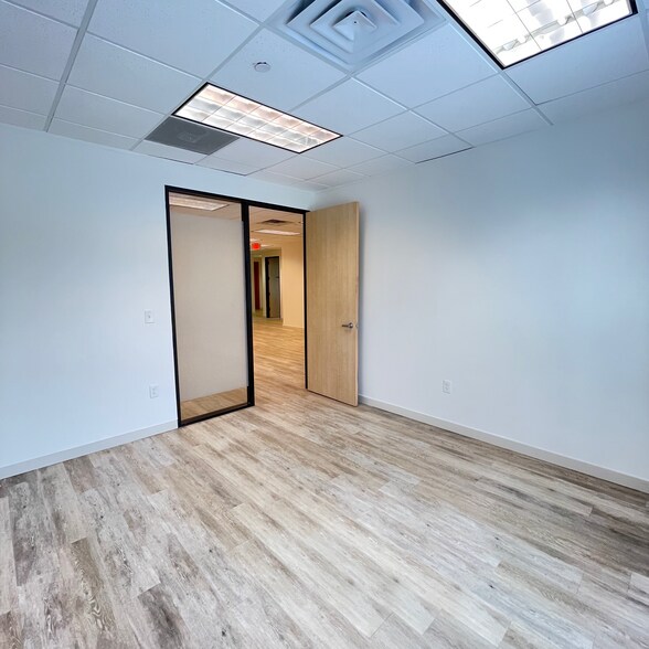 More Photos Of 4407 Bee Caves Rd, West Lake Hills Office For Lease