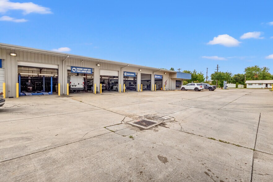 More Photos Of 4605 W Congress St, Lafayette Freestanding For Sale