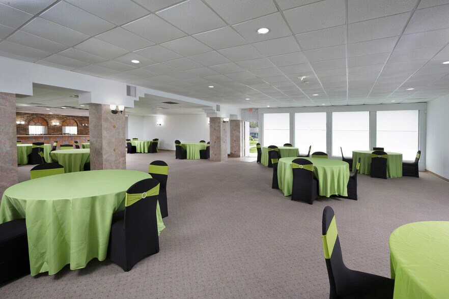 More Photos Of 8016 Arlington Expy, Jacksonville Hotel For Lease