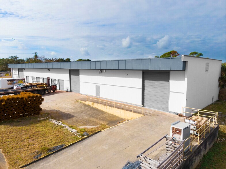 More Photos Of 657 NE Dixie Hwy, Jensen Beach Industrial For Lease