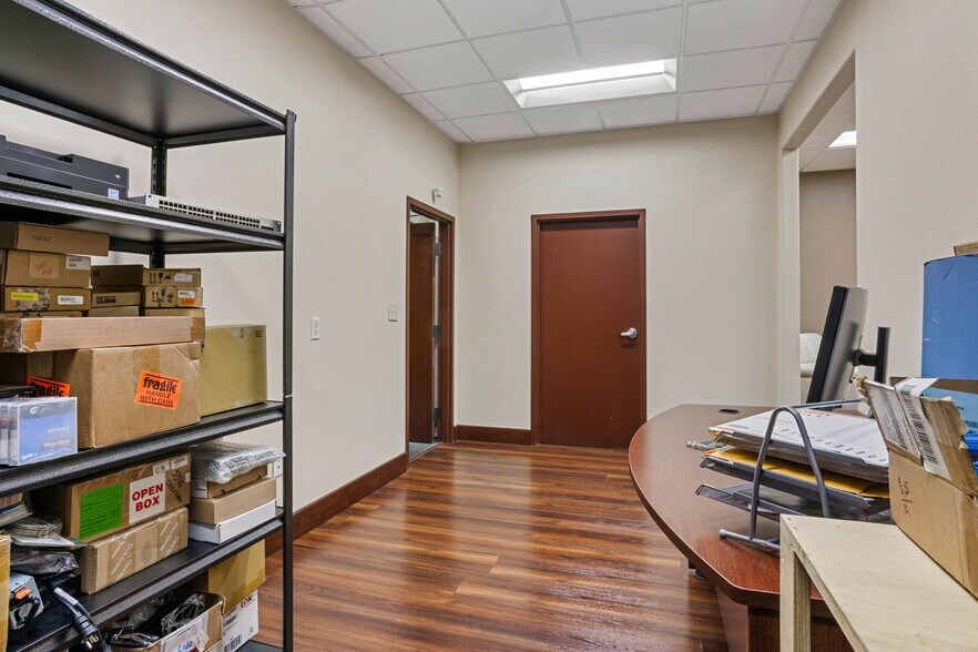 More Photos Of 8810 Commodity Cir, Orlando Showroom For Lease