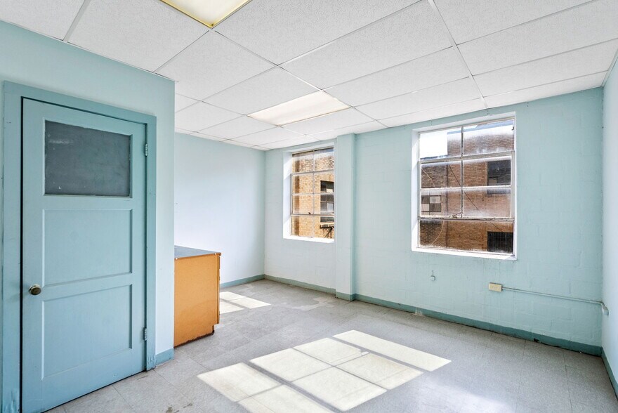 More Photos Of 1701 W Woodlawn Ave, San Antonio Religious Facility For Sale