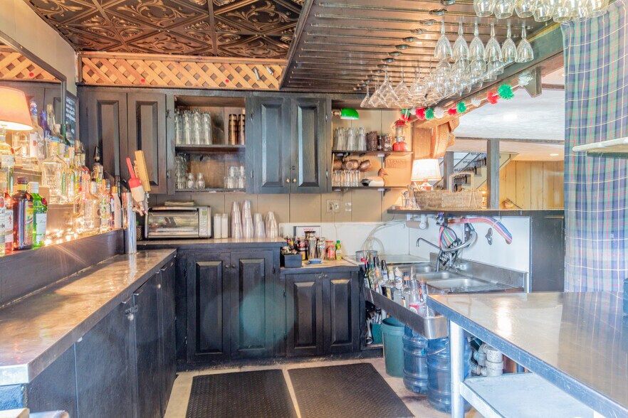 More Photos Of 157 Main St, Belgrade Hotel For Lease
