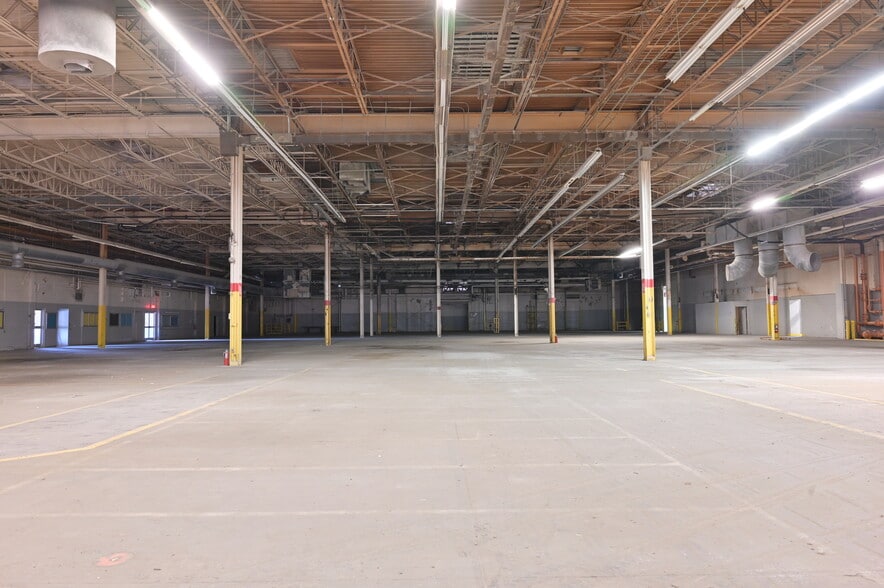 More Photos Of 900-1000 Tyrone Pike, Versailles Manufacturing For Lease