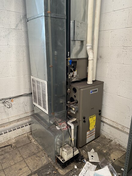 More Photos Of 16 Orchard St, East Hartford Storefront For Lease