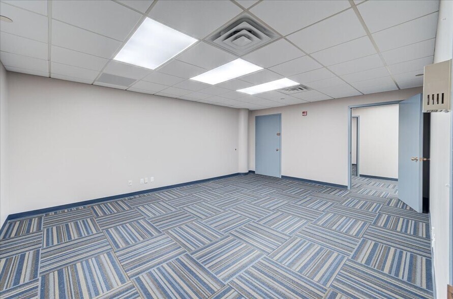 More Photos Of 1 Edgewater St, Staten Island Office For Lease