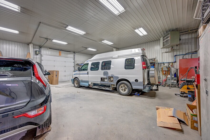 More Photos Of 11 Rue Notre-Dame, Berthierville Industrial For Sale