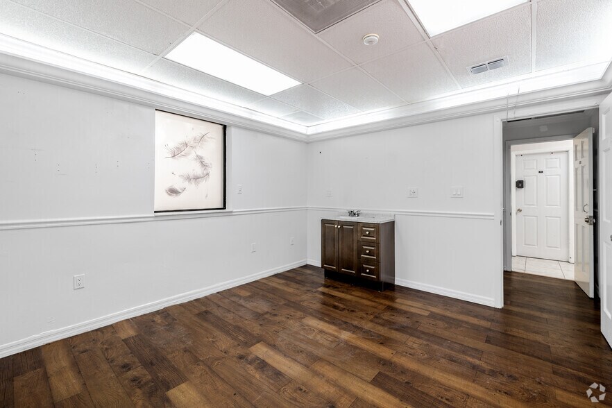 More Photos Of 1000-1026 Savage Ct, Longwood Showroom For Lease
