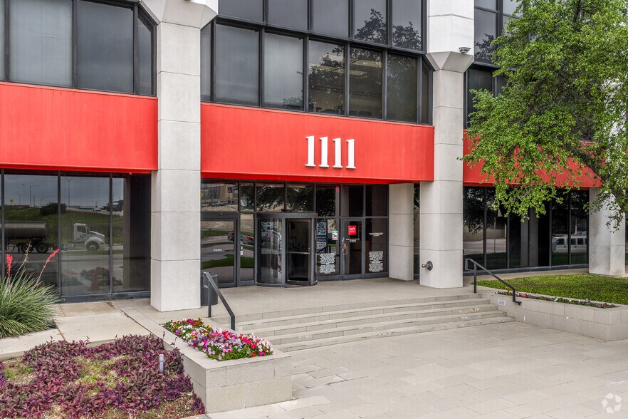 More Photos Of 1111 W Mockingbird Ln, Dallas Office For Lease
