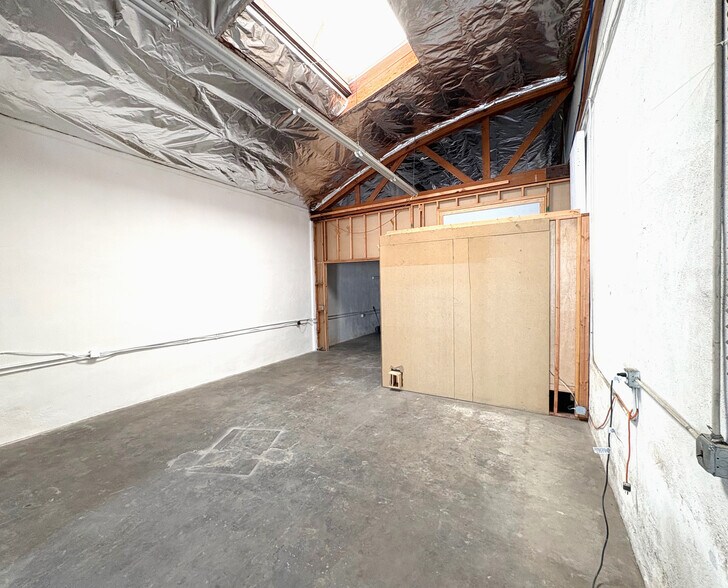 More Photos Of 2315-2319 E 8th St, Los Angeles Warehouse For Lease