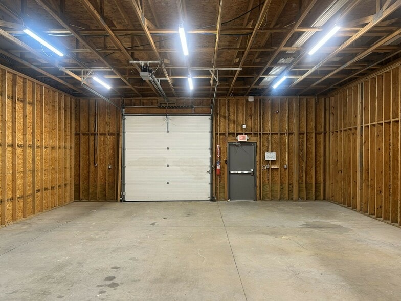 More Photos Of 7440 Central Business Park Dr, Norfolk Light Distribution For Sale