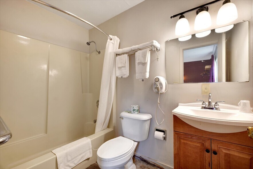 More Photos Of 1295 IL-16, Shelbyville Hotel For Sale