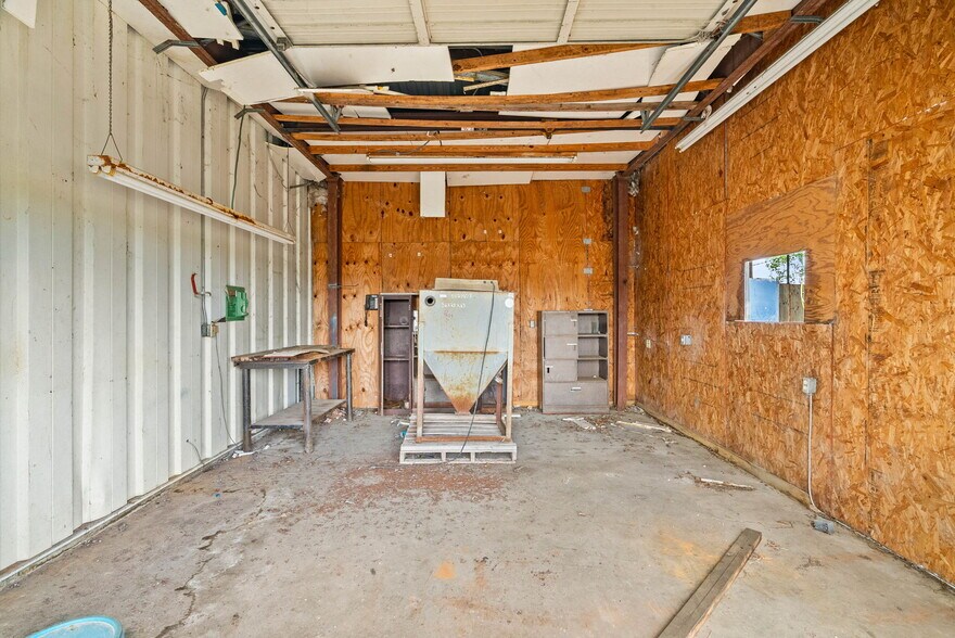 More Photos Of 3806 E Rio Grande St, Victoria Warehouse For Sale