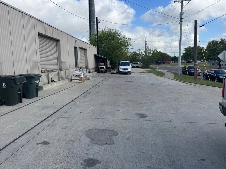 More Photos Of 100 E 32nd St, Bryan Freestanding For Lease