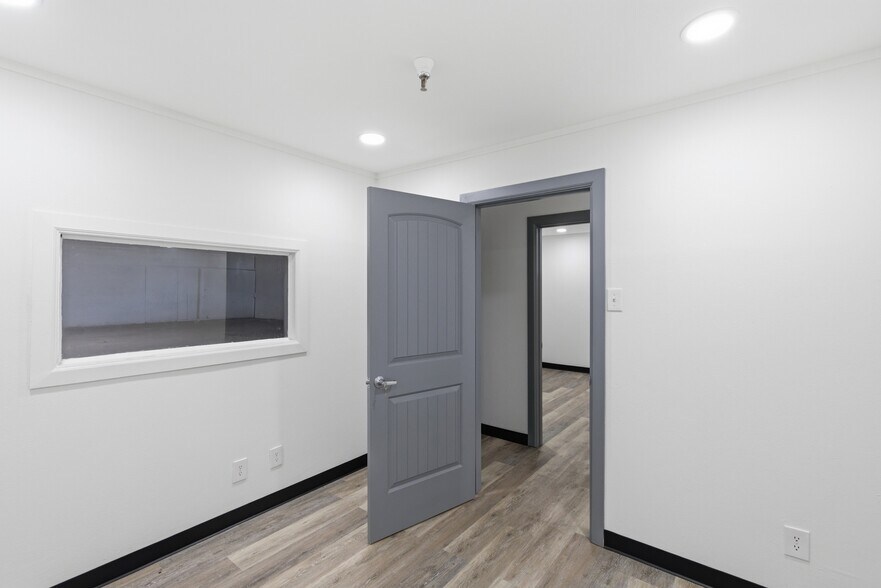 More Photos Of 13908-13910 Distribution Way, Farmers Branch Distribution For Lease