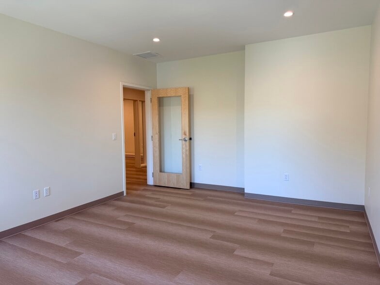More Photos Of 814 Johnnie Dodds Blvd, Mount Pleasant Medical For Lease