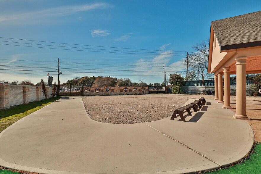 More Photos Of 10108 Veterans Memorial Dr, Houston General Retail For Sale