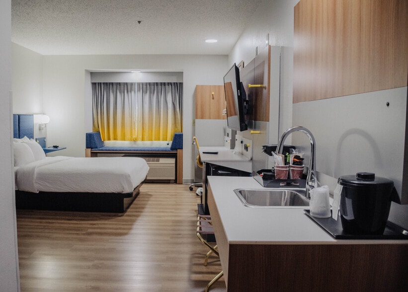 More Photos Of 1640 Cedar St, Raton Hotel For Sale