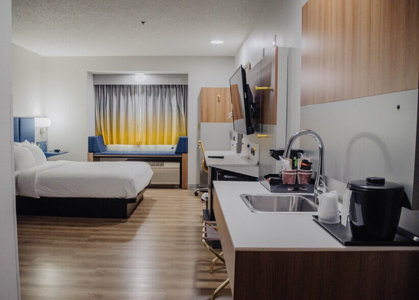 More Photos Of 1640 Cedar St, Raton Hotel For Sale