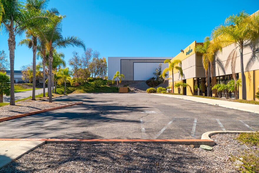 More Photos Of 2465 Coral St, Vista Distribution For Lease
