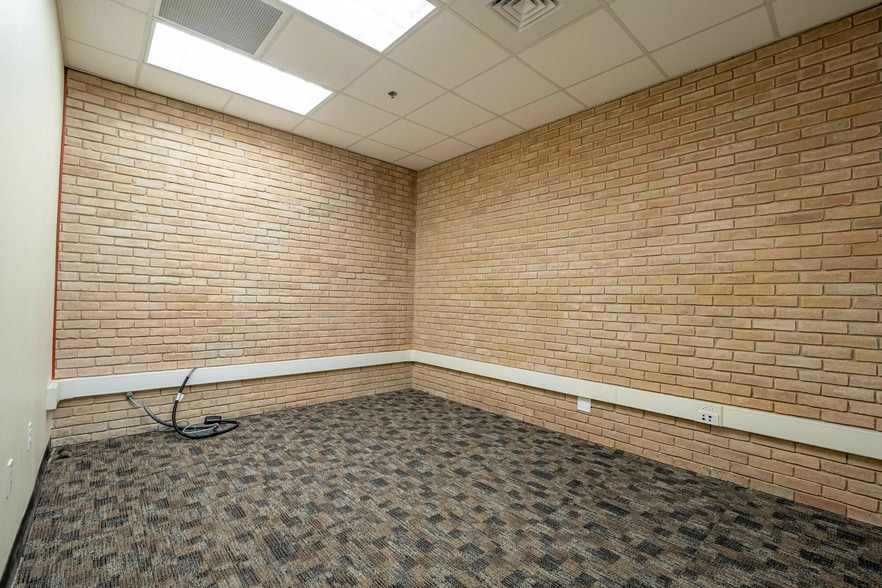 More Photos Of 1121 E Austin, Harlingen Office For Lease