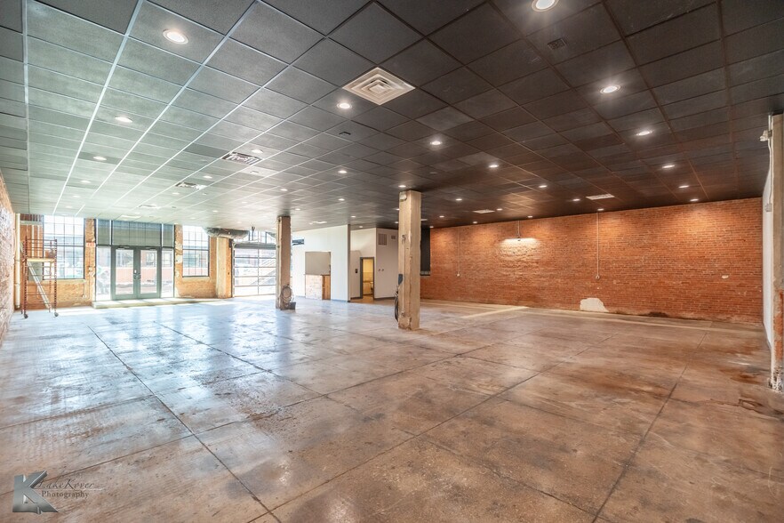 More Photos Of 141 Oak St, Abilene Storefront Retail Office For Sale