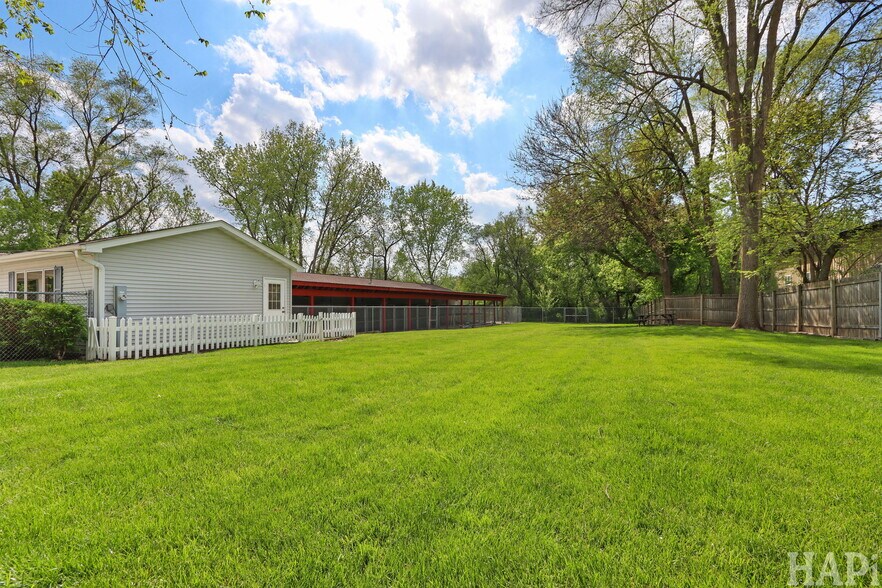 More Photos Of 4403 S Roberts Rd, Island Lake Veterinarian Kennel For Sale