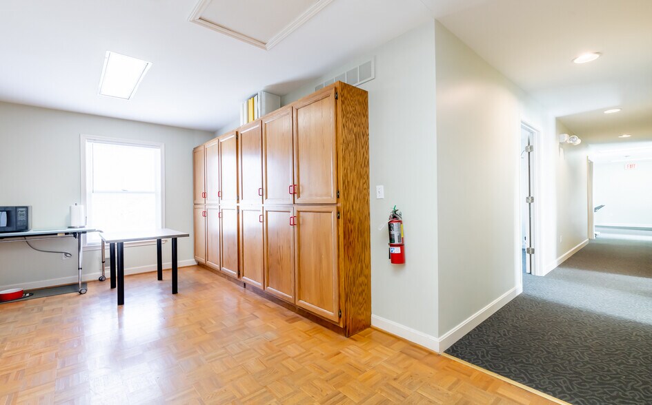 More Photos Of 8101 Warwick Ave, Louisville Office For Sale