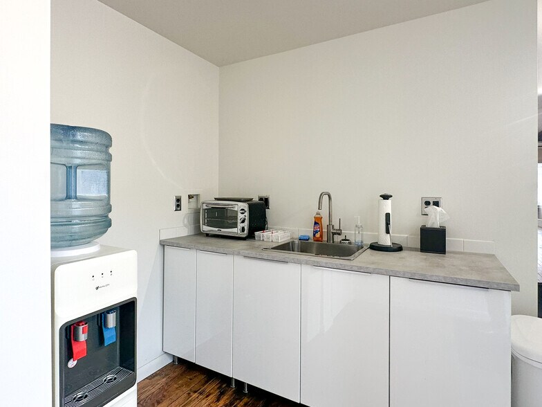 More Photos Of 412 Main St, Utica Warehouse For Lease