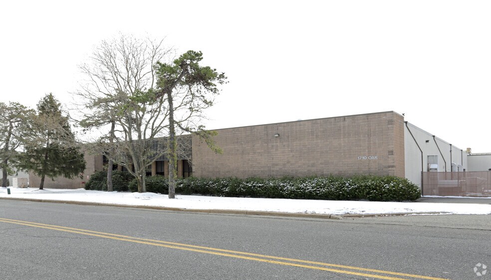 Primary Photo Of 1710 Oak St, Lakewood Warehouse For Lease