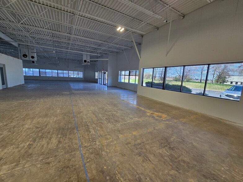 More Photos Of 4354-4396 W Round Lake Rd W, Arden Hills Light Manufacturing For Lease
