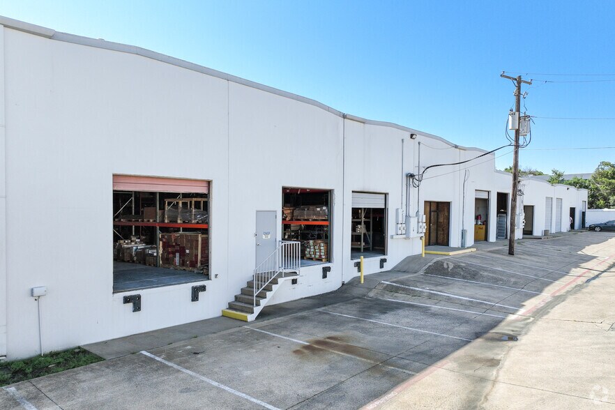 More Photos Of 2901 Suffolk Dr, Fort Worth Unknown For Lease