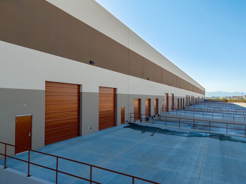 More Photos Of 13280 W Rioglass Solar Rd, Surprise Warehouse For Lease